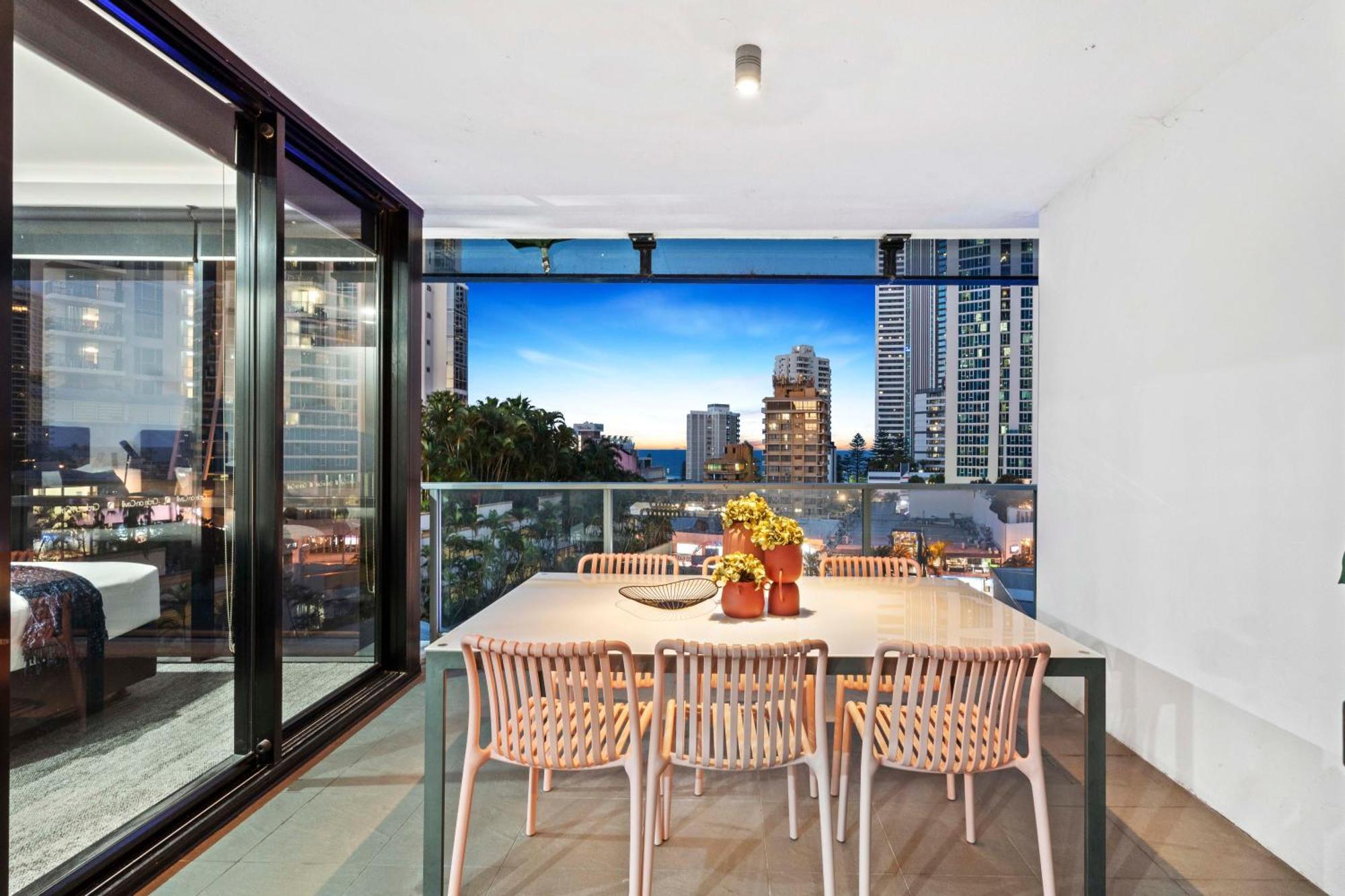 Circle On Cavill - Self Contained, Privately Managed Apartments Gold Coast Exterior photo